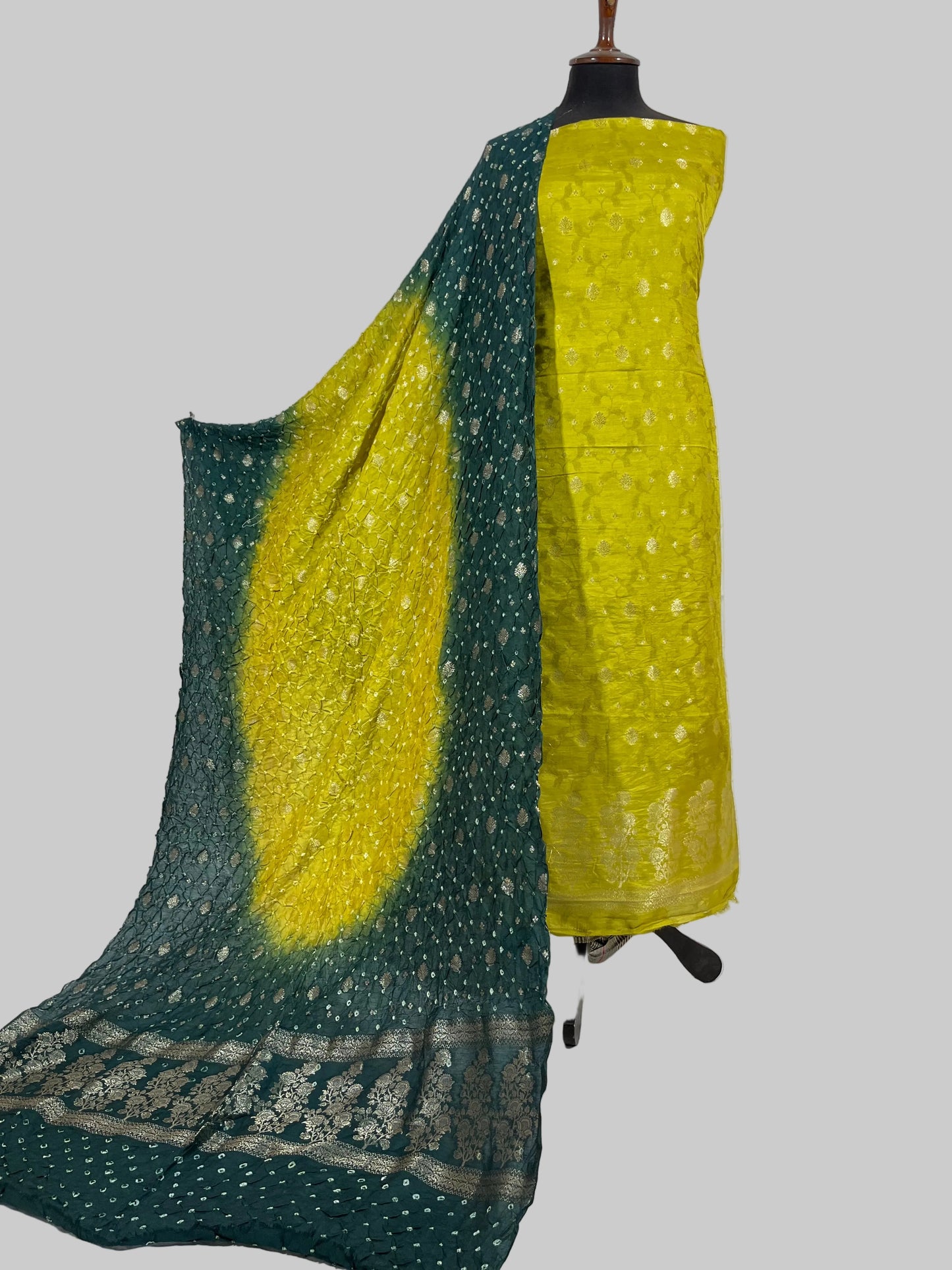Mayoo 3 piece suit with chunrii Weaving dupatta